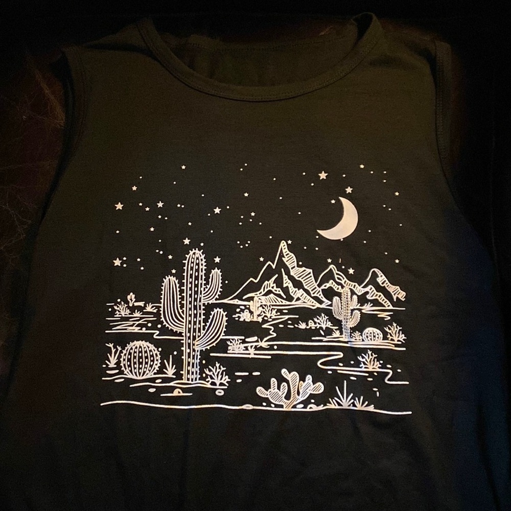 Sleeveless shirt desert print